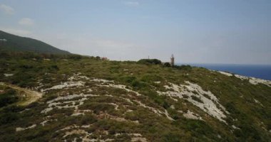 Yunanistan 'ın Zakynthos kentindeki Mavi Mağaralar yakınlarındaki Deniz fenerinin Hava Görüntüsü