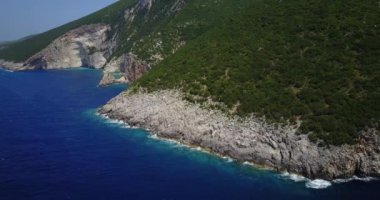 Yazın Korsika adasının havadan görünüşü. Fransa