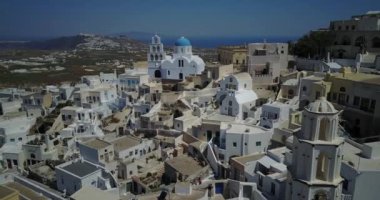 Yunanistan 'ın Santorini kentindeki bir Kilise ve Kayalık Köy' ünün Hava Görüntüsü