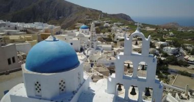 Yunanistan 'ın Santorini kentindeki bir Kilise ve Kayalık Köy' ünün Hava Görüntüsü