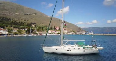 Yunanistan 'ın Lixouri kentindeki bir sahil köyünün yakınındaki bir yelkenlinin hava görüntüsü