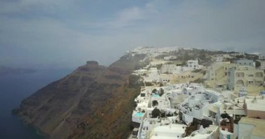 Yunanistan 'ın Santorini kentindeki Bir Uçurum Kenarı Köyünün Hava Görüntüsü
