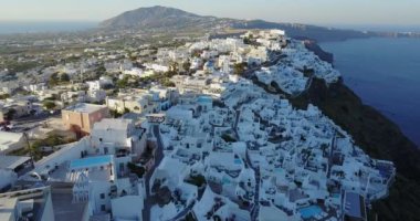 Yunanistan 'ın Santorini kentindeki Uçurum Kenarı Köyünün Hava Görüntüsü
