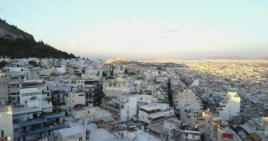 göklerden gelen atların panoraması.