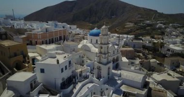 Yunanistan 'ın Santorini kentindeki bir Kilise ve Kayalık Köy' ünün Hava Görüntüsü