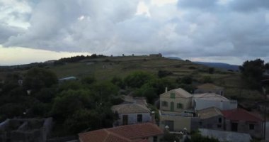 Yunanistan 'ın Zakynthos kentindeki Küçük Dağ Köyünün Hava Görüntüleri
