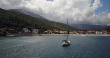 Yunanistan 'ın Lixouri kentindeki bir sahil köyünün yakınındaki bir yelkenlinin hava görüntüsü