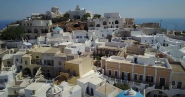 Yunanistan 'ın Santorini kentindeki bir Kilise ve Kayalık Köy' ünün Hava Görüntüsü