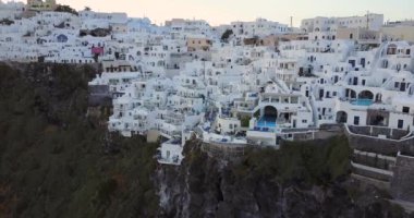 Yunanistan 'ın Santorini kentindeki Gündoğumunda Bir Uçurum Kenarı Köyünün Hava Görüntüsü