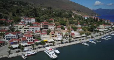 Yunanistan 'ın Lixouri kentindeki Bir Sahil Köy ve Teknelerinin Hava Görüntüleri