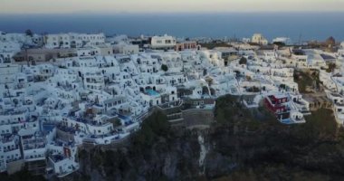 Yunanistan 'ın Santorini kentindeki Gündoğumunda Bir Uçurum Kenarı Köyünün Hava Görüntüsü