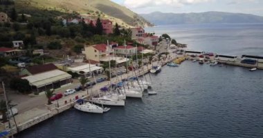 Yunanistan 'ın Lixouri kentindeki Bir Sahil Köy ve Teknelerinin Hava Görüntüleri