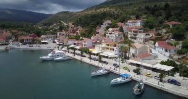 Yunanistan 'ın Lixouri kentindeki Bir Sahil Köy ve Teknelerinin Hava Görüntüleri