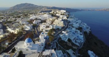 Yunanistan 'ın Santorini kentindeki Uçurum Kenarı Köyünün Hava Görüntüsü
