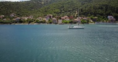 Yunanistan 'ın Lixouri kentindeki bir sahil köyünün yakınındaki bir yelkenlinin hava görüntüsü