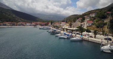 Yunanistan 'ın Lixouri kentindeki Bir Sahil Köy ve Teknelerinin Hava Görüntüleri