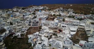 Yunanistan 'ın Santorini kentindeki Uçurum Kenarı Villiage' ın Hava Görüntüsü