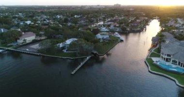 Juno Beach, Florida 'daki İntraceal Waterway boyunca Evlerin Havadan Görüntüsü