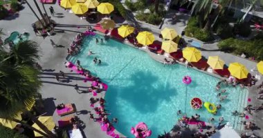 Kaliforniya 'da Havuz Partisinin Hava Görüntüsü