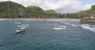 Nusa Penida sahil şeridi ve botları, Bali, Endonezya