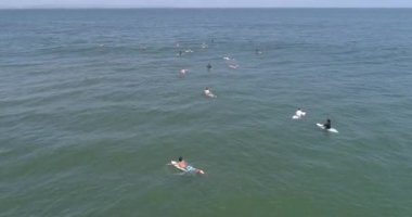 San Sebastian sahilindeki sörfçüler. San Diego, Kaliforniya.