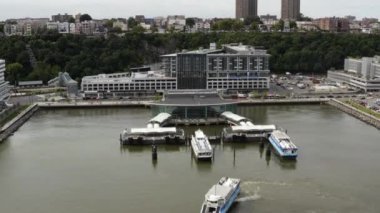 Hudson 'ın kuzeyinde.