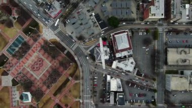 Atlanta, Georgia şehir merkezindeki hava perspektifinden gökdelenler ve tarihi mimarinin birleşimiyle karakterize edilen dinamik bir şehir manzarası sunuluyor. İkonik Peachtree Center gökdelenleri dimdik ayakta duruyor. Mart 2022