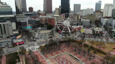 Atlanta, Georgia şehir merkezindeki hava perspektifinden gökdelenler ve tarihi mimarinin birleşimiyle karakterize edilen dinamik bir şehir manzarası sunuluyor. İkonik Peachtree Center gökdelenleri dimdik ayakta duruyor. Mart 2022