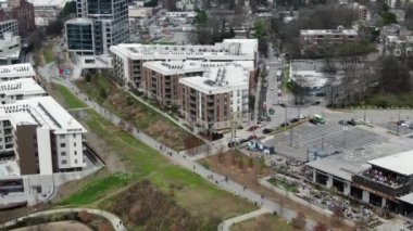 Atlanta, Georgia şehir merkezindeki hava perspektifinden gökdelenler ve tarihi mimarinin birleşimiyle karakterize edilen dinamik bir şehir manzarası sunuluyor. İkonik Peachtree Merkezi gökdelenleri bir sokak ağının ortasında dimdik duruyor.. 
