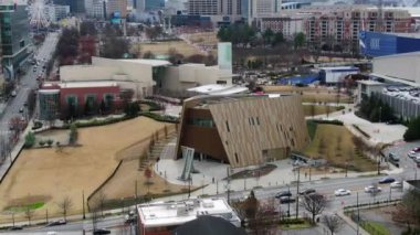 Atlanta, Georgia şehir merkezindeki hava perspektifinden gökdelenler ve tarihi mimarinin birleşimiyle karakterize edilen dinamik bir şehir manzarası sunuluyor. İkonik Peachtree Merkezi gökdelenleri bir sokak ağının ortasında dimdik duruyor.. 