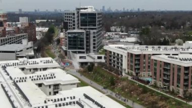Atlanta, Georgia şehir merkezindeki hava perspektifinden gökdelenler ve tarihi mimarinin birleşimiyle karakterize edilen dinamik bir şehir manzarası sunuluyor. İkonik Peachtree Merkezi gökdelenleri bir sokak ağının ortasında dimdik duruyor.. 