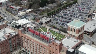 Atlanta, Georgia şehir merkezindeki hava perspektifinden gökdelenler ve tarihi mimarinin birleşimiyle karakterize edilen dinamik bir şehir manzarası sunuluyor. İkonik Peachtree Merkezi gökdelenleri bir sokak ağının ortasında dimdik duruyor.. 