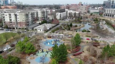 Atlanta, Georgia şehir merkezindeki hava perspektifinden gökdelenler ve tarihi mimarinin birleşimiyle karakterize edilen dinamik bir şehir manzarası sunuluyor. İkonik Peachtree Merkezi gökdelenleri bir sokak ağının ortasında dimdik duruyor.. 