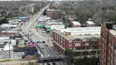 Atlanta, Georgia şehir merkezindeki hava perspektifinden gökdelenler ve tarihi mimarinin birleşimiyle karakterize edilen dinamik bir şehir manzarası sunuluyor. İkonik Peachtree Merkezi gökdelenleri bir sokak ağının ortasında dimdik duruyor.. 