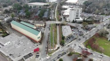 Atlanta, Georgia şehir merkezindeki hava perspektifinden gökdelenler ve tarihi mimarinin birleşimiyle karakterize edilen dinamik bir şehir manzarası sunuluyor. İkonik Peachtree Merkezi gökdelenleri bir sokak ağının ortasında dimdik duruyor.. 
