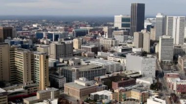 Atlanta, Georgia şehir merkezindeki hava perspektifinden gökdelenler ve tarihi mimarinin birleşimiyle karakterize edilen dinamik bir şehir manzarası sunuluyor. İkonik Peachtree Merkezi gökdelenleri bir sokak ağının ortasında dimdik duruyor.. 