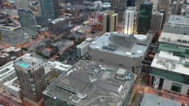 Atlanta, Georgia şehir merkezindeki hava perspektifinden gökdelenler ve tarihi mimarinin birleşimiyle karakterize edilen dinamik bir şehir manzarası sunuluyor. İkonik Peachtree Merkezi gökdelenleri bir sokak ağının ortasında dimdik duruyor.. 