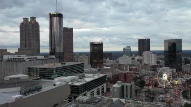Atlanta, Georgia şehir merkezindeki hava perspektifinden gökdelenler ve tarihi mimarinin birleşimiyle karakterize edilen dinamik bir şehir manzarası sunuluyor. İkonik Peachtree Merkezi gökdelenleri bir sokak ağının ortasında dimdik duruyor.. 