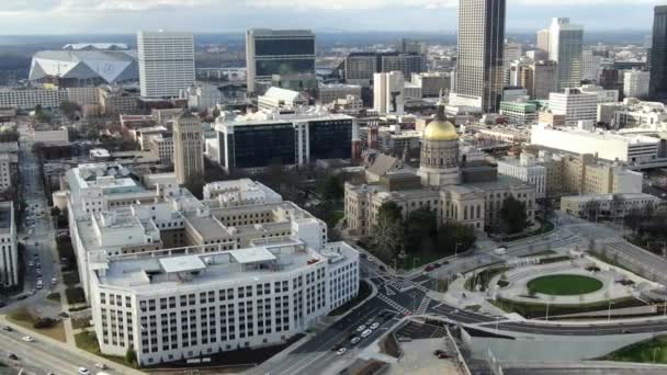 佐治亚州亚特兰大市中心的佐治亚州国会楼的空中 — 图库视频影像