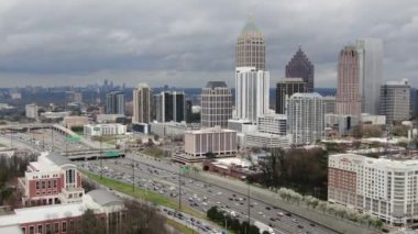 Atlanta, Georgia şehir merkezindeki hava perspektifinden gökdelenler ve tarihi mimarinin birleşimiyle karakterize edilen dinamik bir şehir manzarası sunuluyor. İkonik Peachtree Merkezi gökdelenleri bir sokak ağının ortasında dimdik duruyor.. 