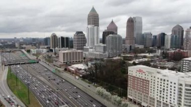 Atlanta, Georgia şehir merkezindeki hava perspektifinden gökdelenler ve tarihi mimarinin birleşimiyle karakterize edilen dinamik bir şehir manzarası sunuluyor. İkonik Peachtree Merkezi gökdelenleri bir sokak ağının ortasında dimdik duruyor.. 