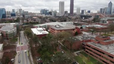 Atlanta, Georgia şehir merkezindeki hava perspektifinden gökdelenler ve tarihi mimarinin birleşimiyle karakterize edilen dinamik bir şehir manzarası sunuluyor. İkonik Peachtree Merkezi gökdelenleri bir sokak ağının ortasında dimdik duruyor.. 