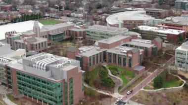 Atlanta, Georgia şehir merkezindeki hava perspektifinden gökdelenler ve tarihi mimarinin birleşimiyle karakterize edilen dinamik bir şehir manzarası sunuluyor. İkonik Peachtree Merkezi gökdelenleri bir sokak ağının ortasında dimdik duruyor.. 