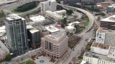 Atlanta, Georgia şehir merkezindeki hava perspektifinden gökdelenler ve tarihi mimarinin birleşimiyle karakterize edilen dinamik bir şehir manzarası sunuluyor. İkonik Peachtree Merkezi gökdelenleri bir sokak ağının ortasında dimdik duruyor.. 