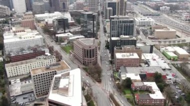 Atlanta, Georgia şehir merkezindeki hava perspektifinden gökdelenler ve tarihi mimarinin birleşimiyle karakterize edilen dinamik bir şehir manzarası sunuluyor. İkonik Peachtree Merkezi gökdelenleri bir sokak ağının ortasında dimdik duruyor.. 