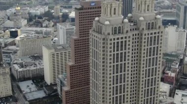 Atlanta, Georgia şehir merkezindeki hava perspektifinden gökdelenler ve tarihi mimarinin birleşimiyle karakterize edilen dinamik bir şehir manzarası sunuluyor. İkonik Peachtree Merkezi gökdelenleri bir sokak ağının ortasında dimdik duruyor.. 