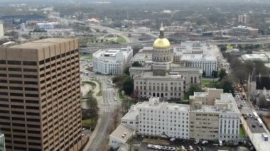 Atlanta, Georgia şehir merkezindeki hava perspektifinden gökdelenler ve tarihi mimarinin birleşimiyle karakterize edilen dinamik bir şehir manzarası sunuluyor. İkonik Peachtree Merkezi gökdelenleri bir sokak ağının ortasında dimdik duruyor.. 