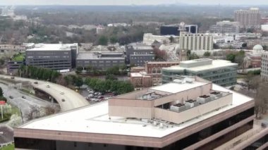 Atlanta, Georgia şehir merkezindeki hava perspektifinden gökdelenler ve tarihi mimarinin birleşimiyle karakterize edilen dinamik bir şehir manzarası sunuluyor. İkonik Peachtree Merkezi gökdelenleri bir sokak ağının ortasında dimdik duruyor.. 