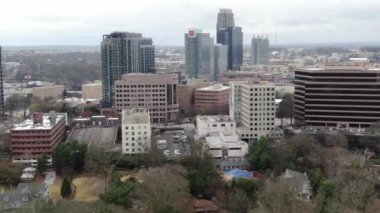 Atlanta, Georgia şehir merkezindeki hava perspektifinden gökdelenler ve tarihi mimarinin birleşimiyle karakterize edilen dinamik bir şehir manzarası sunuluyor. İkonik Peachtree Merkezi gökdelenleri bir sokak ağının ortasında dimdik duruyor.. 