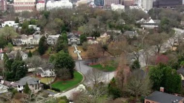 Atlanta, Georgia şehir merkezindeki hava perspektifinden gökdelenler ve tarihi mimarinin birleşimiyle karakterize edilen dinamik bir şehir manzarası sunuluyor. İkonik Peachtree Merkezi gökdelenleri bir sokak ağının ortasında dimdik duruyor.. 